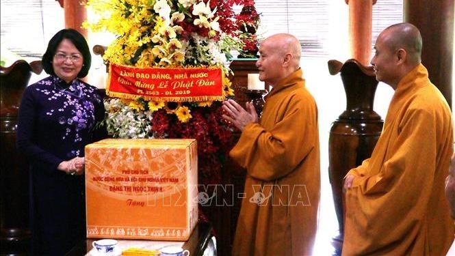 VP Dang Thi Ngoc Thinh presents a gift to the Thuong Chieu Monastery. (Photo: VNA) 