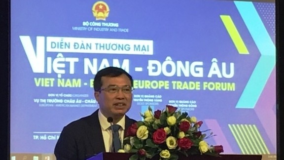Deputy Minister of Industry and Trade Hoang Quoc Vuong speaks at the forum.