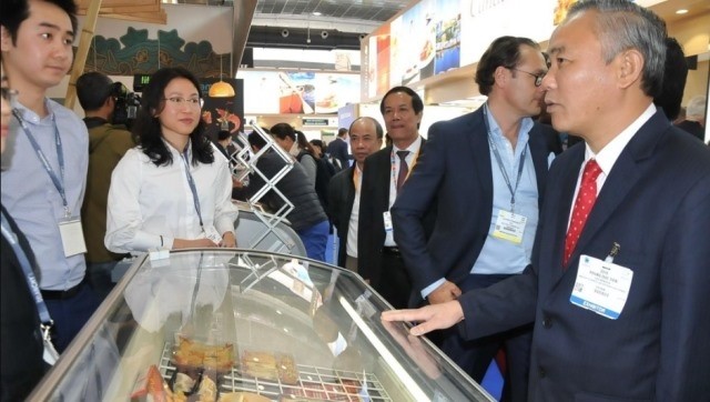 Deputy Minister of Agriculture and Rural Development Phung Duc Tien (far right) visited a Vietnamese booth at the expo. (Photo: VNA)