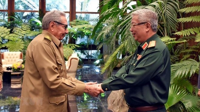 Defence Deputy Minister, Sen. Lt. Gen. Nguyen Chi Vinh (R) has a meeting with First Secretary of the Central Committee of the Communist Party of Cuba, General Raul Castro in Havana on May 8. (Photo: VNA)