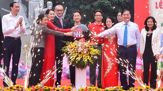Chairwoman of the National Assembly Nguyen Thi Kim Ngan (fifth from left), Deputy Prime Minister Vu Duc Dam (sixth from left) and delegates launch the 2019 Month for Humanitarian Activities. (Photo: NDO/Duy Linh)