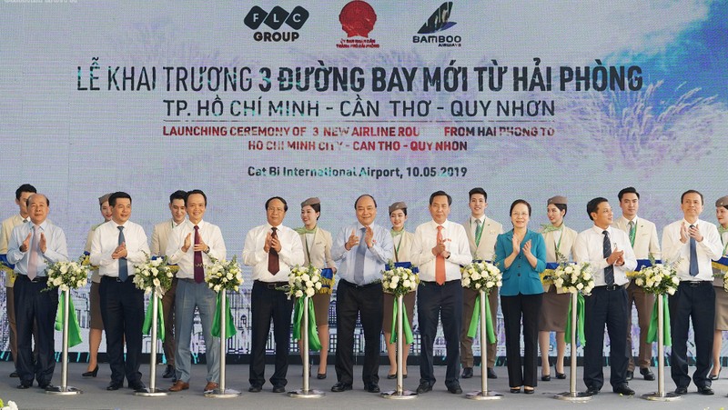 PM Nguyen Xuan Phuc attends the launch ceremony for three new air routes from and to Hai Phong. (Photo: VGP)