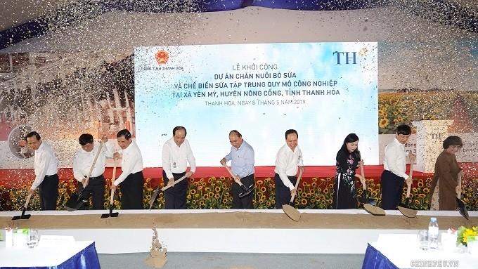 PM Nguyen Xuan Phuc (centre) and delegates attend the groundbreaking ceremony for the project. (Photo: VNA)