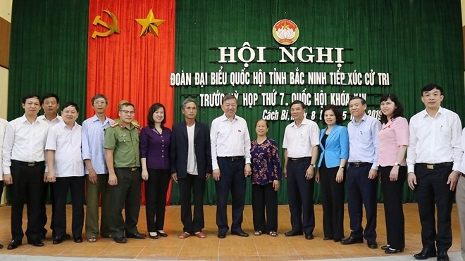 Politburo member and Minister of Public Security, General To Lam with voters from Bac Ninh province. (Photo: cand.com.vn)