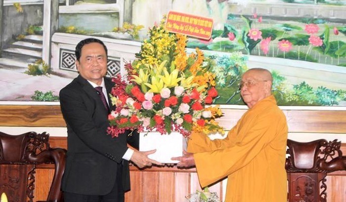 VFF President Tran Thanh Man (L) presents gift to Most Venerable Thich Thien Duyen (Photo: daidoanket.vn)