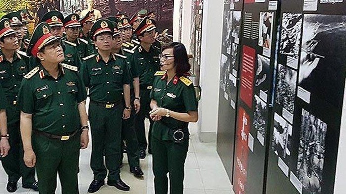 Minister of Defence Ngo Xuan Lich (L) visits Ho Chi Minh Trail Museum