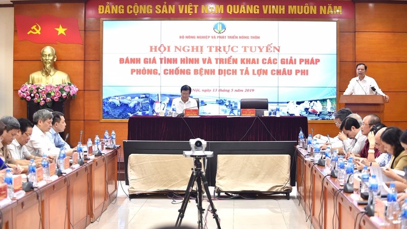 Deputy PM Trinh Dinh Dung chairs a teleconference with 63 provinces nationwide on May 13. (Photo: VGP)