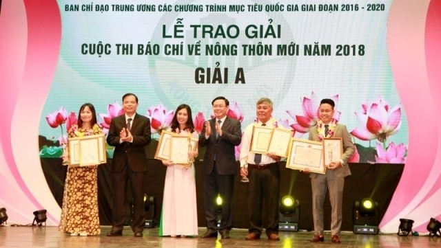 Nhan Dan Newspaper’s article on finding the output for agricultural products by Duong Hong Lam and Trinh Binh are among the A Prize winners at the press contest. (Photo: NDO/Thanh Tra)