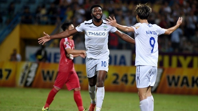 Chevaughn Walsh celebrates with teammate Van Toan after scoring for Hoang Anh Gia Lai. (Photo: NDO/Tran Hai)