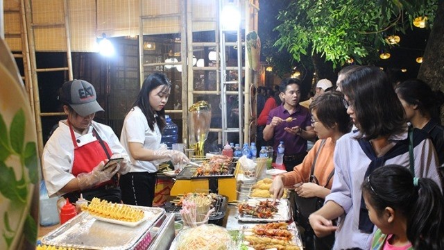 Visitors at the Hanoi food culture festival 2018 (Photo: hanoimoi.com.vn)