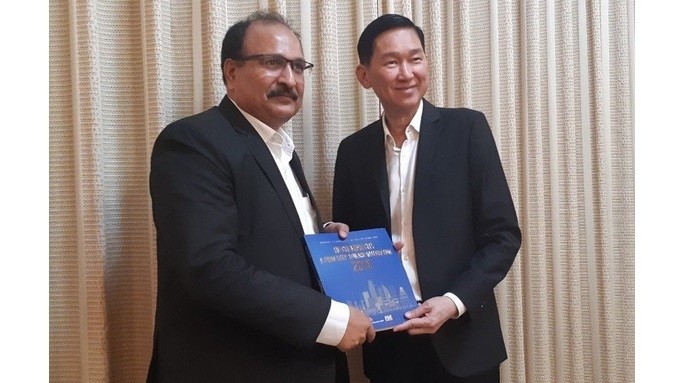 Vice Chairman of the HCM City People’s Committee Tran Vinh Tuyen (R) presents a souvenir to Sanjay Gupta, Executive Vice President of Indian group HCL. (Photo: tuoitre.vn)