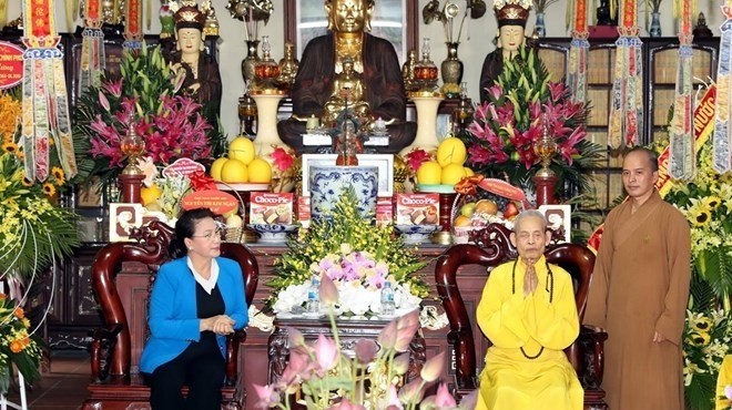 National Assembly Chairwoman Nguyen Thi Kim Ngan (L) visits Supreme Patriarch of the Vietnam Buddhist Sangha Most Venerable Thich Pho Tue on May 15 (Photo: VNA)