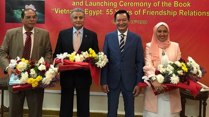Vietnamese Ambassador to Egypt Tran Thanh Cong (second from right) poses with the author of the book and some Egyptian scholars. (Photo: VOV)