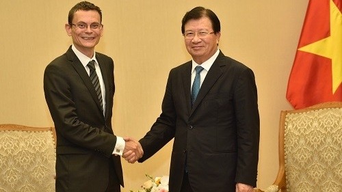 Deputy Prime Minister Trinh Dinh Dung (R) and First Counsellor and Deputy Ambassador of France to Vietnam Olivier Sigaud (Photo: VGP)