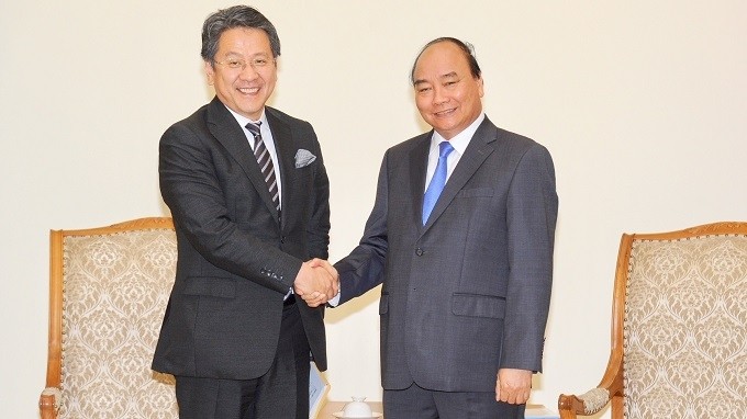 PM Nguyen Xuan Phuc (right) receives JBIC Governor Tadashi Maeda. (Photo: NDO/Tran Hai)