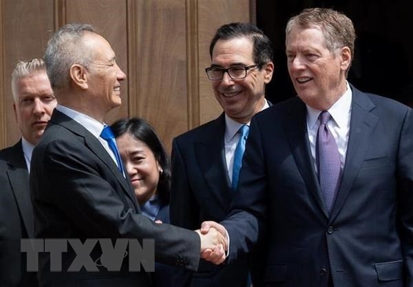 Chinese Vice Premier Liu He (left, front) talks with US Treasury Secretary Steven Mnuchin (second from right) and Trade Representative Robert Lighthizer (right) in Washing, May 10. (Photo: AFP/TTX) 