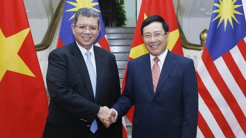 Deputy PM Pham Binh Minh and Malaysian Foreign Minister Saifuddin Abdullah (Photo: VNA)