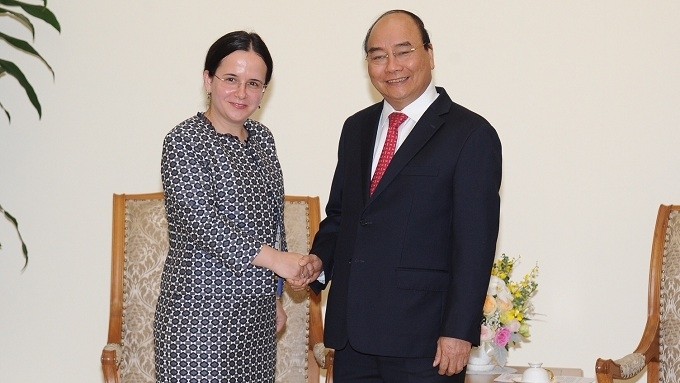 PM Nguyen Xuan Phuc (right) receives Secretary of State at the Romanian Foreign Ministry Monica Gheorghita. (Photo: NDO/Tran Hai)