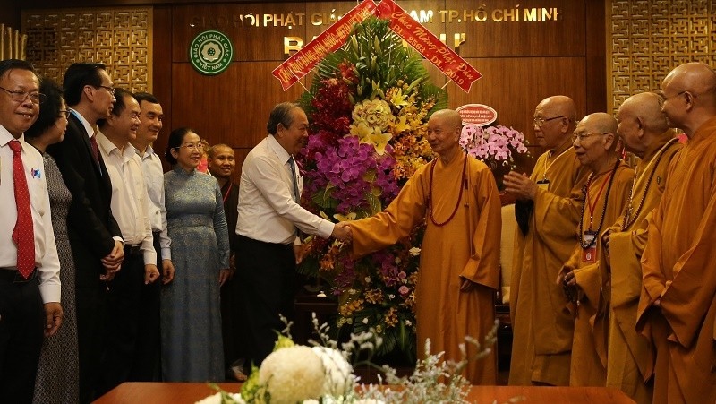 Deputy PM Truong Hoa Binh extends his greetings to Most Venerable Thich Tri Quang. (Photo: VGP)
