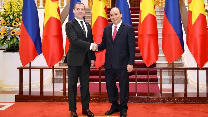 PM Nguyen Xuan Phuc (right) and his Russian counterpart Dmitry Medvedev during the Russian PM's official visit to Vietnam in 2018. (Photo: VGP)