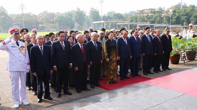 Current and former leaders pay tribute to President Ho Chi Minh. (Photo: Duy Linh)