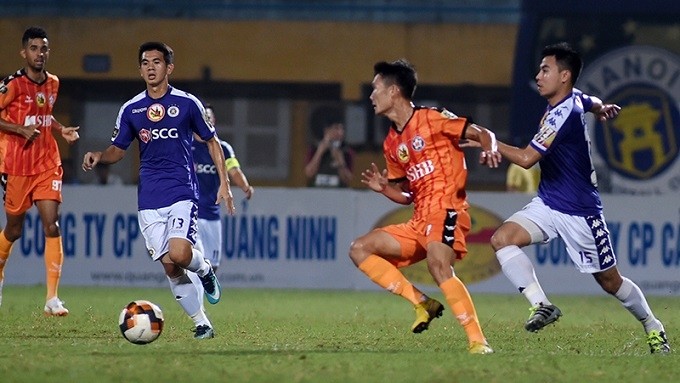 Hanoi FC and SHB Da Nang players fight for the ball during their matchday 10 encounter on May 19. (Photo: NDO/Tran Hai)