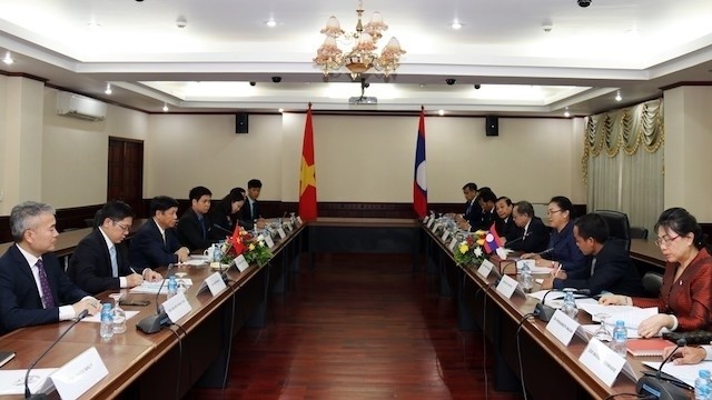 At the working session between the Vietnamese delegation and the Liaison Committee for Overseas Laotians in Vientiane 