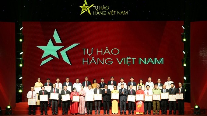 Deputy PM Vuong Dinh Hue, along with collectives and individuals honoured for their contributions to the campaign (Photo: VGP) 