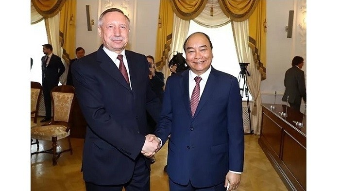PM Nguyen Xuan Phuc (right) and acting Governor of Saint Petersburg Alexander Beglov. (Photo: VNA)