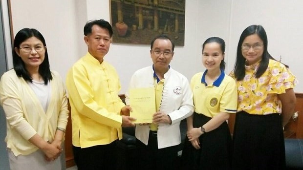 Dr. Boonlue Chaimano, head of the Thai language department under the Lampang Rajabhat University, presents the book to Associate Prof. Dr. Somkiat Saithanoo, head of the university. (Photo: VNA)