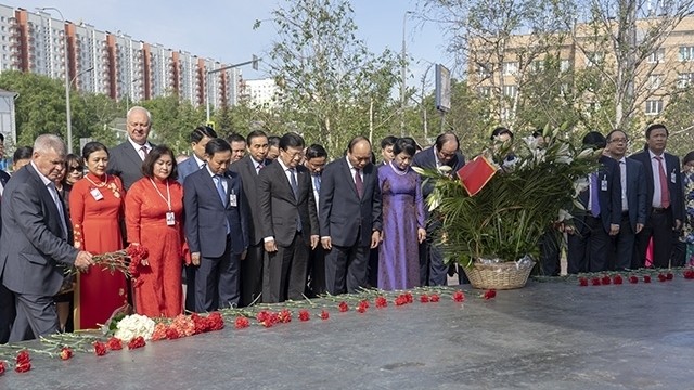 PM Nguyen Xuan Phuc and his spouse join members of the Vietnamese delegation in spending a minute's silence in remembrance of Uncle Ho at his statue in Moscow, May 22.