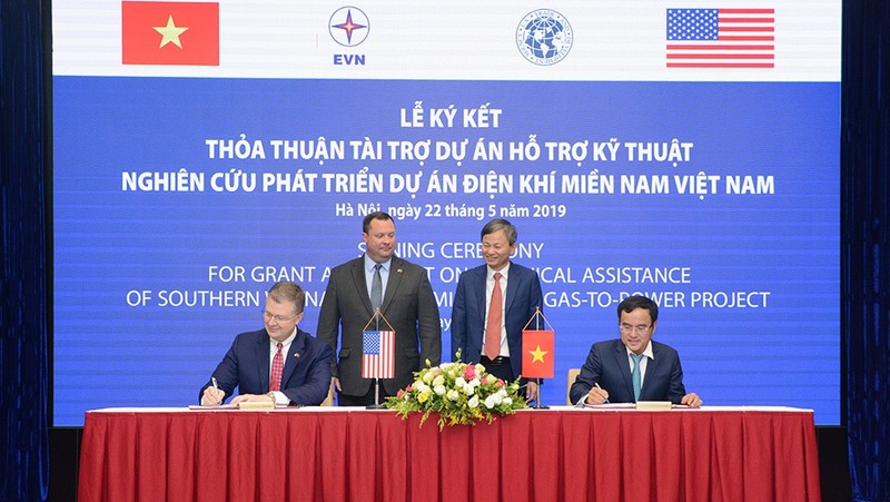 US Ambassador to Vietnam Daniel Kritenbrink and Chairman of EVN Duong Quang Thanh sign the grant agreement. (Photo: evn.com.vn)