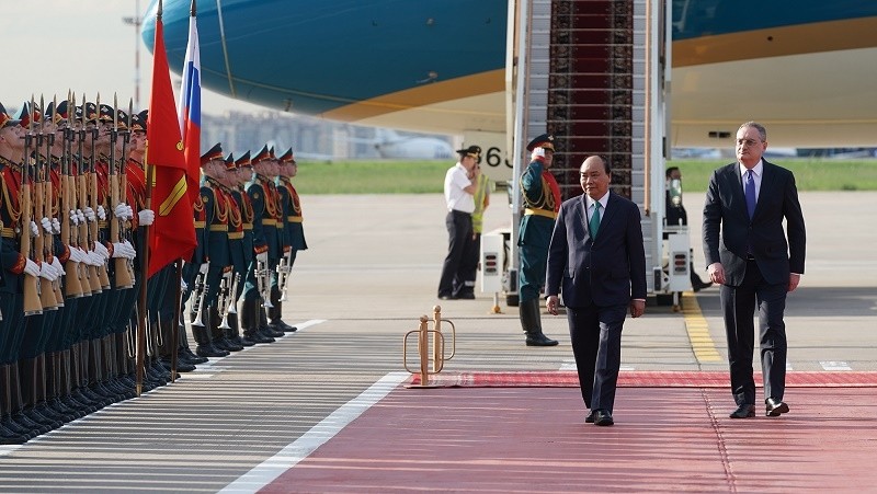 PM Nguyen Xuan Phuc reviews the Guards of Honour at his welcome ceremony. (Photo: VGP)