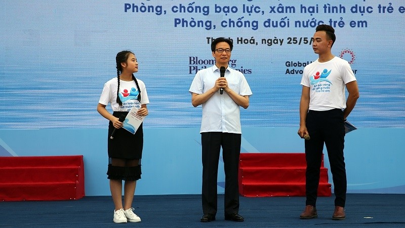 Deputy PM Vu Duc Dam speaking at the launch of the action month for children. (Photo: VGP)
