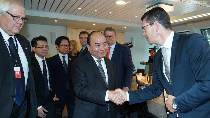 PM Nguyen Xuan Phuc receives leaders of Norwegian groups