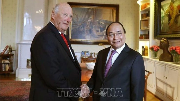 Prime Minister Nguyen Xuan Phuc (R) meets with King Harald V of Norway (Photo: VNA) 