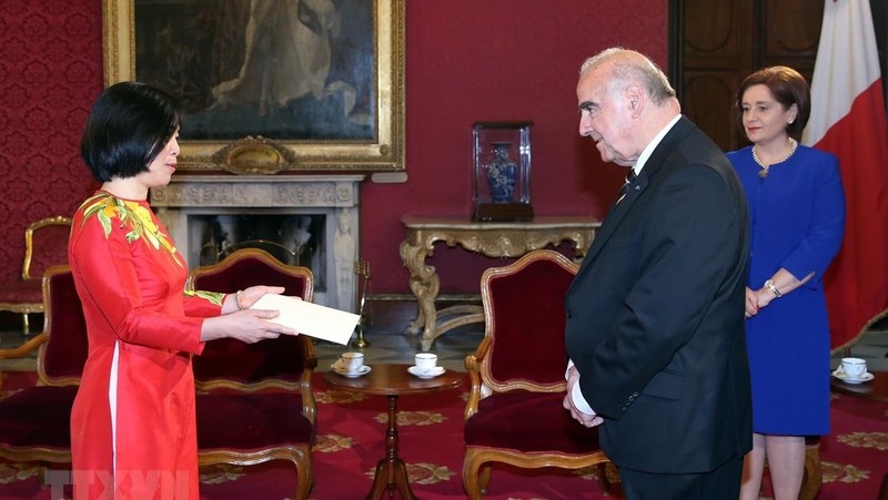 Vietnamese Ambassador to Italy and Malta Nguyen Thi Bich Hue presenting her credentials to Maltese President George Vella on May 23.