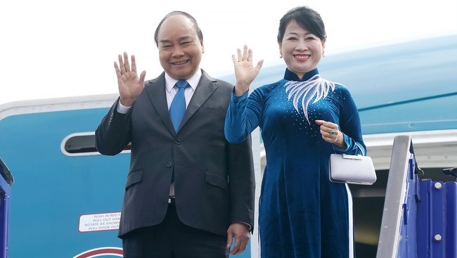 PM Nguyen Xuan Phuc and his spouse arrive at Stockholm International Airport. (Photo: VGP)