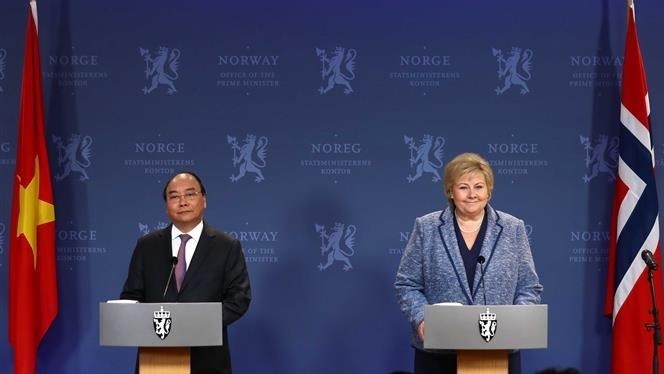 Prime Minister Nguyen Xuan Phuc (L) and his Norwegian counterpart,  Erna Solberg at the press conference (Photo: VNA)