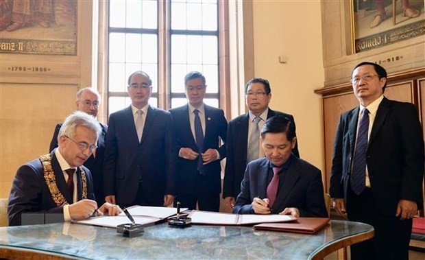 Vice Chairman of the HCM City People’s Committee Tran Vinh Tuyen (right) and Mayor of Frankfurt Peter Feldmann (left) signed a memorandum of understanding on friendship and cooperation relations between the two cities.(Photo: VNA)