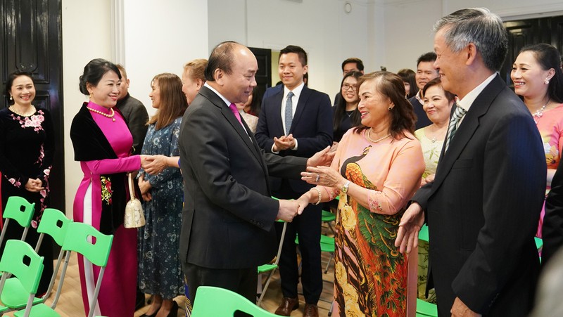 PM Nguyen Xuan Phuc meets overseas Vietnamese at the Embassy of Vietnam in Oslo (Photo: VGP)