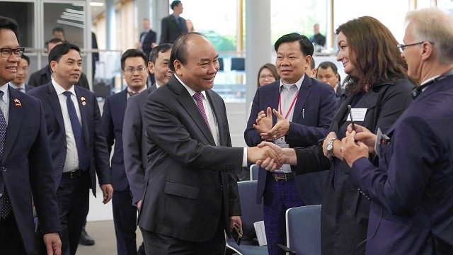 Prime Minister Nguyen Xuan Phuc and businesses at the forum (Photo: VGP)