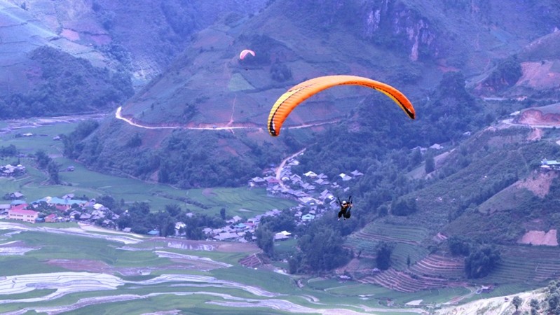 Paragliding festival kicks off in Yen Bai