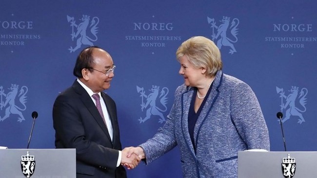 Vietnam's Prime Minister Nguyen Xuan Phuc  (L) and Norway's Prime Minister Erna Solberg at press conference after talks (Photo: VNA)