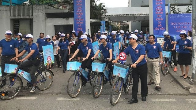 Delegates join a bicycle parade to inform the public of the health impact of smoking (Photo: hanoimoi.com.vn)