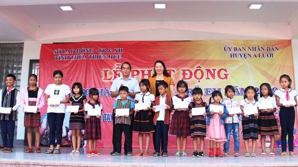 Scholarships presented to poor students with excellent academic results in A Luoi district at the launching of Action Month for Children 2019 in Thua Thien – Hue province on May 28.
