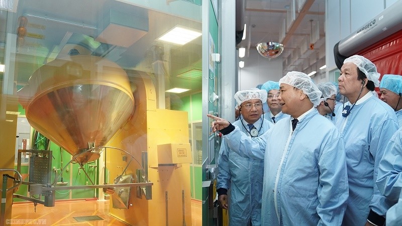 Prime Minister Nguyen Xuan Phuc visits a laboratory of AstraZeneca. (Photo: VGP)