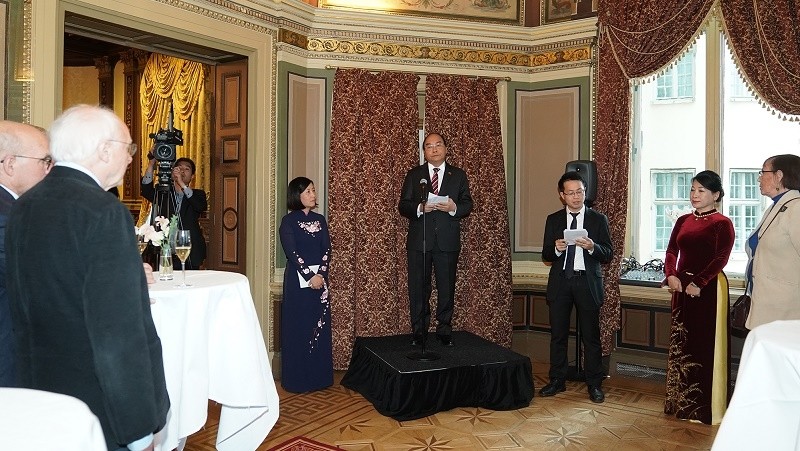 Prime Minister Nguyen Xuan Phuc speaking at a meeting with Swedish diplomats and experts. (Photo: VGP)