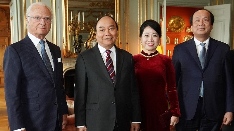 Prime Minister Nguyen Xuan Phuc and his spouse during a meeting with King of Sweden Carl XVI Gustaf (Photo: VGP)