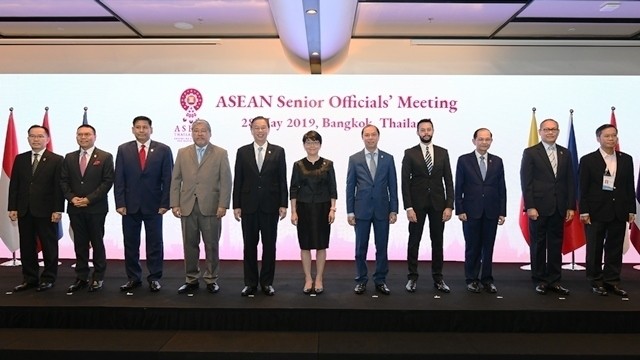 ASEAN senior officials pose for a photo at the meeting opened in Bangkok on May 28. (Photo: NDO)